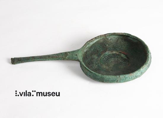 Colador etrusco de bronce