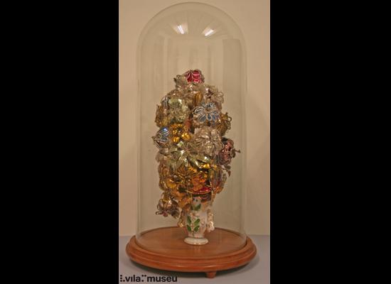 Jarrón de porcelana con flores