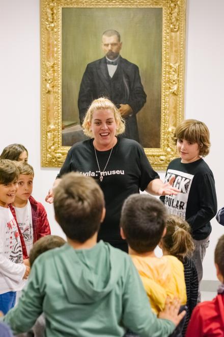 Grupo de niños con educadora de Vilamuseu